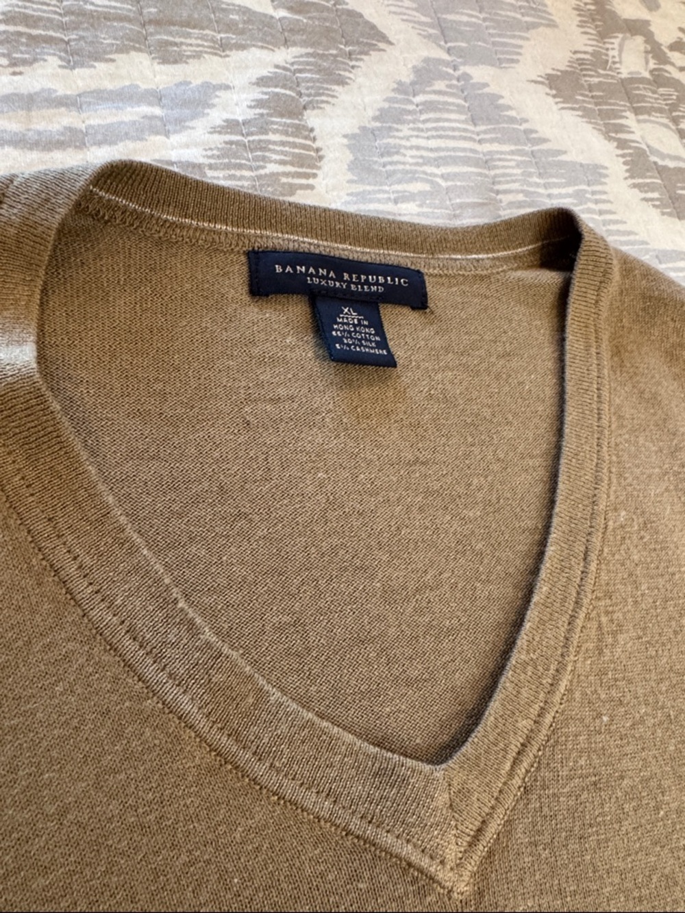 Banana Republic Men's V-Neck cashmere blend Sweater in camel; size XL - Picture 4 of 10